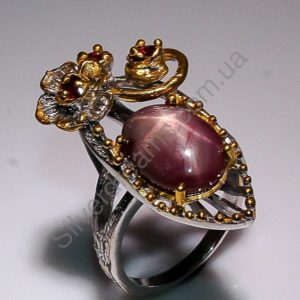 Серебряный перстень со звёздчатым рубином и гранатами