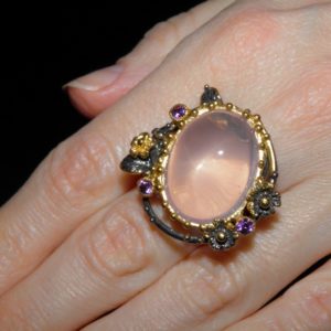 Крупный перстень с натуральным розовым кварцем