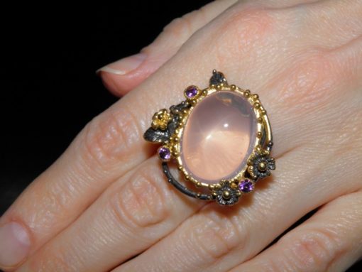 Крупный перстень с натуральным розовым кварцем