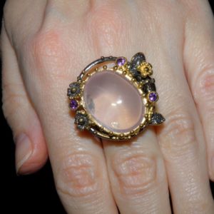 Дизайнерский перстень с крупным розовым кварцем