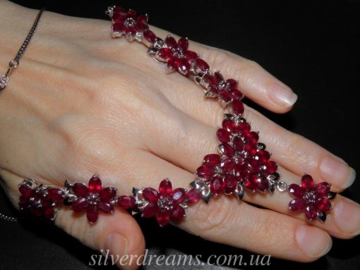 Рубиновое ожерелье из серебра