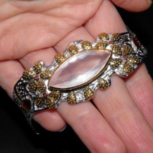 Жёсткий браслет из серебра с розовым кварцем