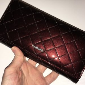 лакированный коричневый кожаный кошелёк