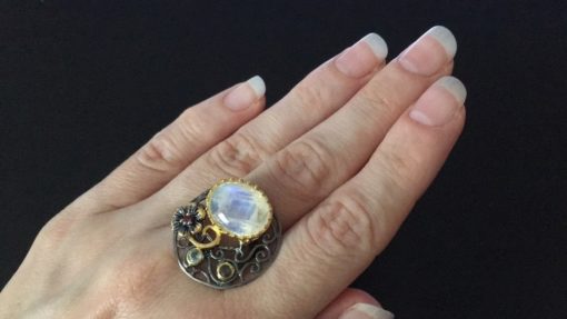 Серебряное кольцо с крупным лунным камнем