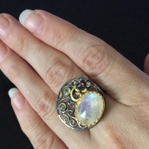 Дизайнерское кольцо с лунным камнем в серебре