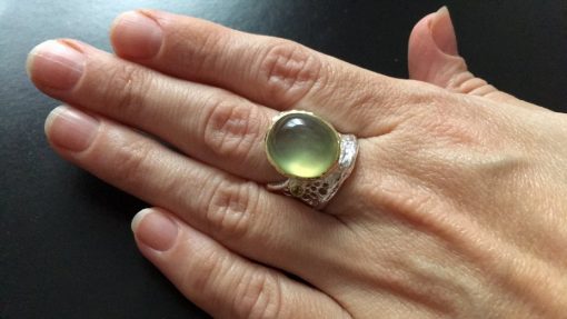 Серебряное кольцо с крупным пренитом