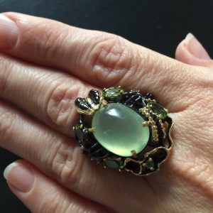 Серебряное кольцо с пренитом и хризолитами