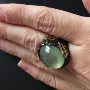 Серебряное кольцо с крупным пренитом