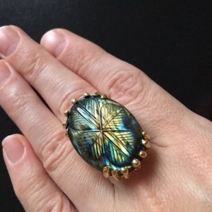 Серебряное кольцо с резным лабрадоритом