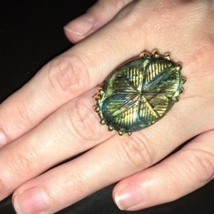 Серебряное кольцо с резным лабрадоритом