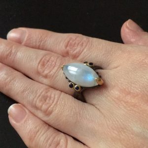 Серебряный перстень с лунным камнем адуляр