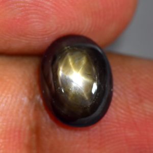 Натуральный чёрный звёздчатый сапфир 11х8 мм