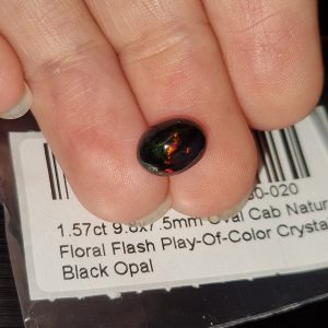 Природный камень радужный чёрный опал