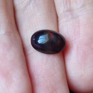 Натуральный камень радужный чёрный опал