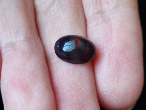 Натуральный камень радужный чёрный опал