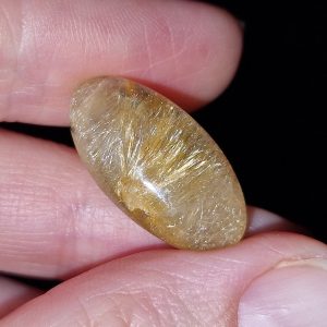 Природный камень волосатик (рутиловый кварц)