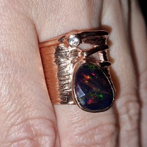 Кольцо серебро природный радужный чёрный опал