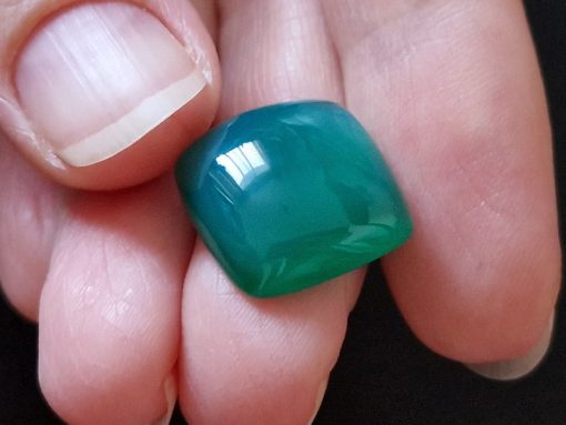 Природный камень зелёный агат