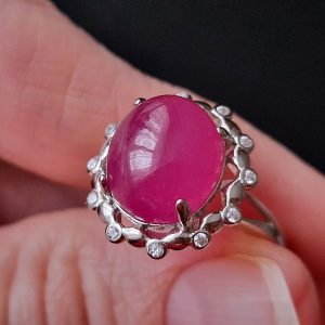 Кольцо серебро природный рубин кабошон