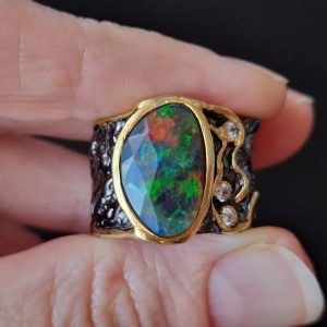 Кольцо серебро природный радужный чёрный опал