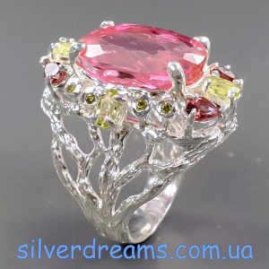 Коктейльное кольцо серебро натуральный розовый топаз родолит хризолит