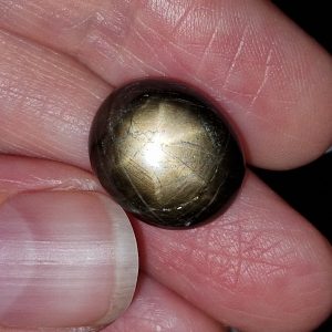 Природный камень звёздчатый сапфир