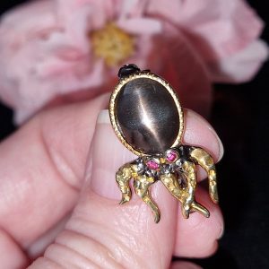 Брошь серебро натуральный солнечный камень кошачий глаз