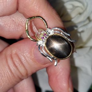 Брошь серебро натуральный солнечный камень кошачий глаз