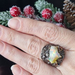 Кольцо серебро природный радужный огненный опал