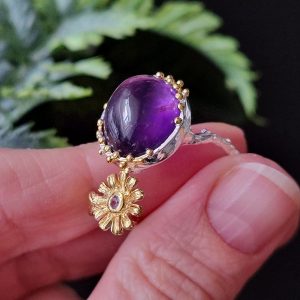 Кольцо серебро натуральный аметист кабошон