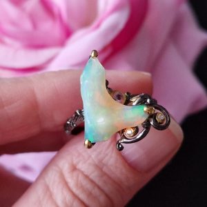 Кольцо серебро природный радужный огненный опал