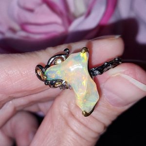 Кольцо серебро натуральный радужный огненный опал