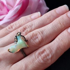 Кольцо серебро природный радужный огненный опал