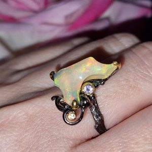 Кольцо серебро природный радужный огненный опал