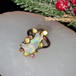 Кольцо серебро природный эфиопский опал родолит хризолит