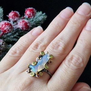 Кольцо серебро натуральный огненный опал хризолит родолит