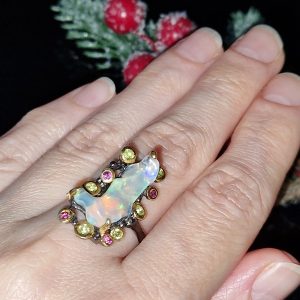 Кольцо серебро природный эфиопский опал хризолит родолит