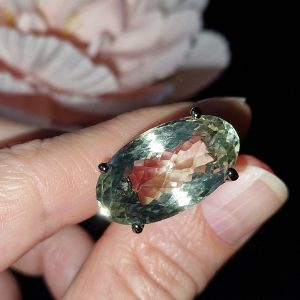 Кольцо серебро природный зелёный аметист (празиолит)