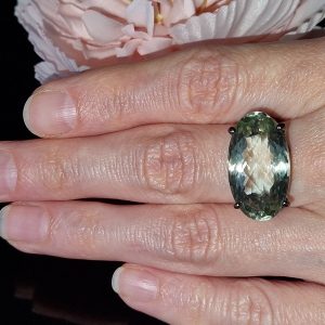 Кольцо серебро природный зелёный аметист (празиолит)