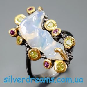 HANDMADE! Серебряное кольцо с необработанным эфиопским опалом + Родолит + Хризолит р.18,5