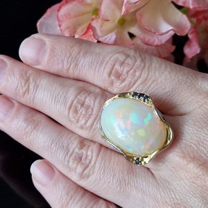 Кольцо серебро природный радужный огненный опал