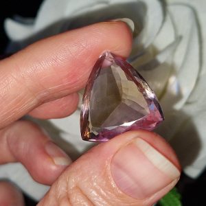 Природный камень аметрин