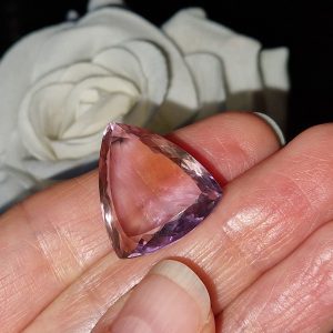 Натуральный камень аметрин триллиант