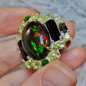 Перстень серебро натуральный радужный чёрный опал + турмалин + диопсид + хризолит