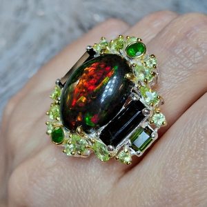 Кольцо серебро природный радужный чёрный опал + турмалин + диопсид + хризолит