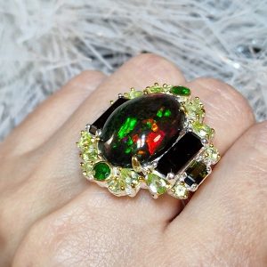 Кольцо серебро природный радужный чёрный опал + турмалин + диопсид + хризолит