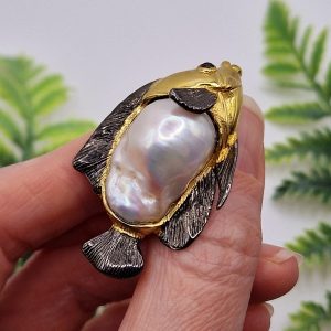 Брошь серебро природный барочный жемчуг