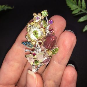 Брошь серебро натуральный турмалин + хризолит + родолит