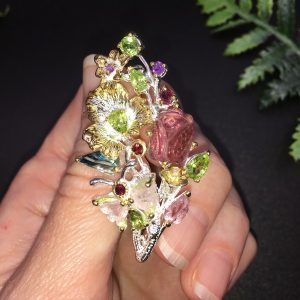 Брошь серебро природный турмалин + хризолит + родолит