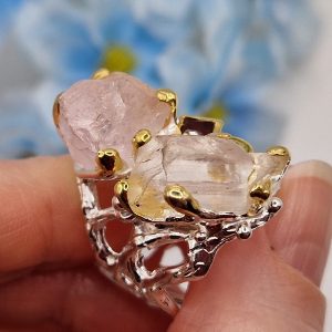 Кольцо серебро природный кунцит самородок